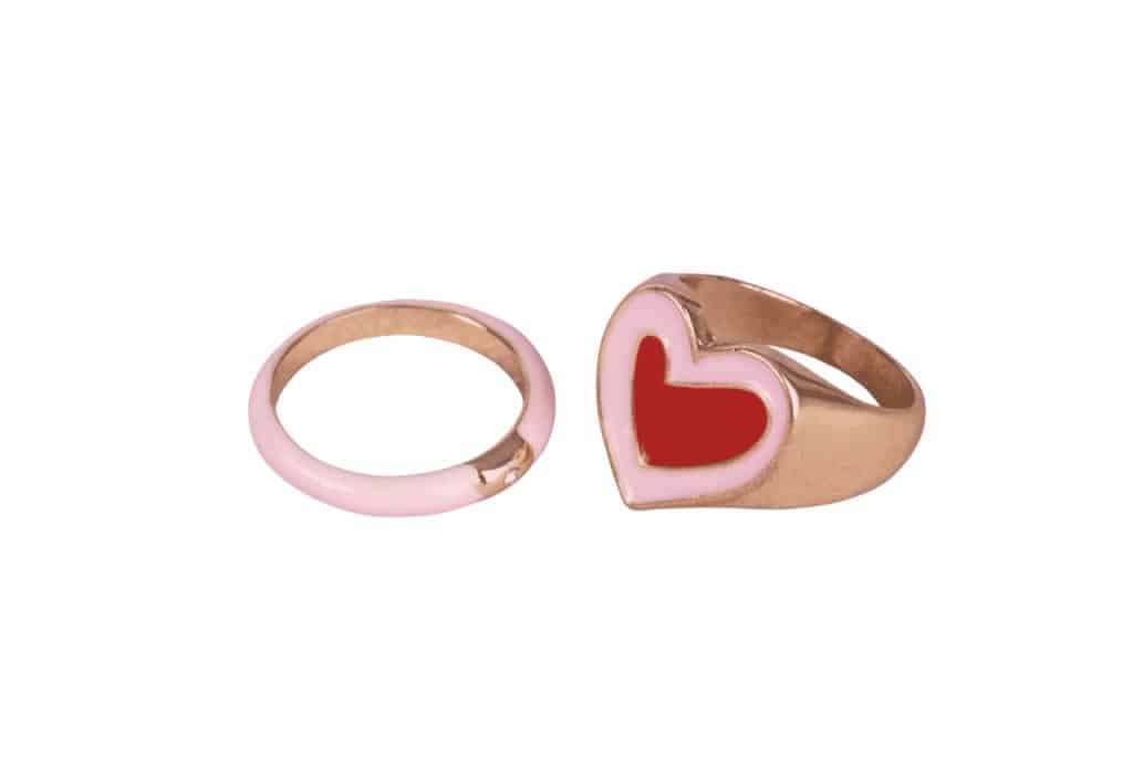Set kinderringen – 2 stuks met een roze ring en een kinderring hartje met rood hartje, los naast elkaar op witte achtergrond.