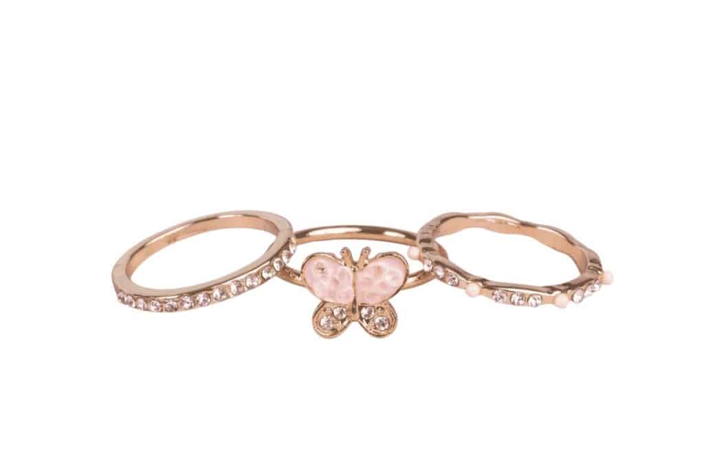 Set van drie vlinderringen met een roze vlinder, roségouden bandjes en glinsterende steentjes