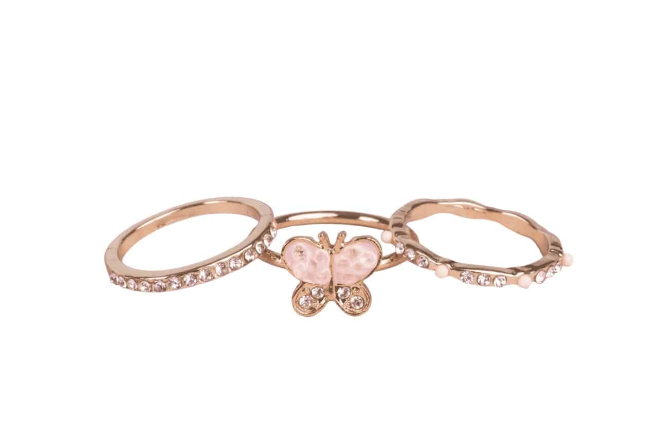 Set van drie vlinderringen met een roze vlinder, roségouden bandjes en glinsterende steentjes