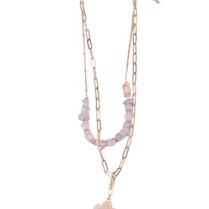 Tuin bloem ketting met roze bloemhanger en lila kralen, los afgebeeld op een witte achtergrond.
