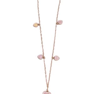 Hartjes ketting met roze en geelachtige hartvormige hangers, los gefotografeerd op een witte achtergrond