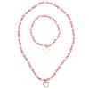 Roze kralen armband van Great Pretenders met gouden hartbedeltje, los afgebeeld op een witte achtergrond