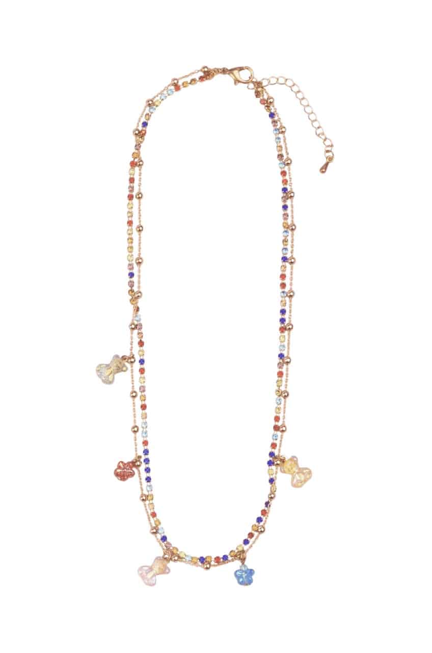 Gummybeertje ketting met kleurrijke kralen en meerdere hangers in de vorm van snoepbeertjes, plat op een witte achtergrond