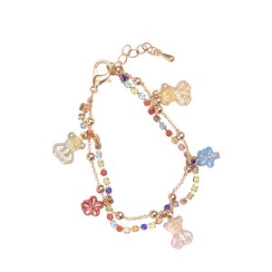 Armband Beertje met kleurrijke kraaltjes, gouden schakels en meerdere doorschijnende teddybeerbedeltjes op een witte achtergrond.