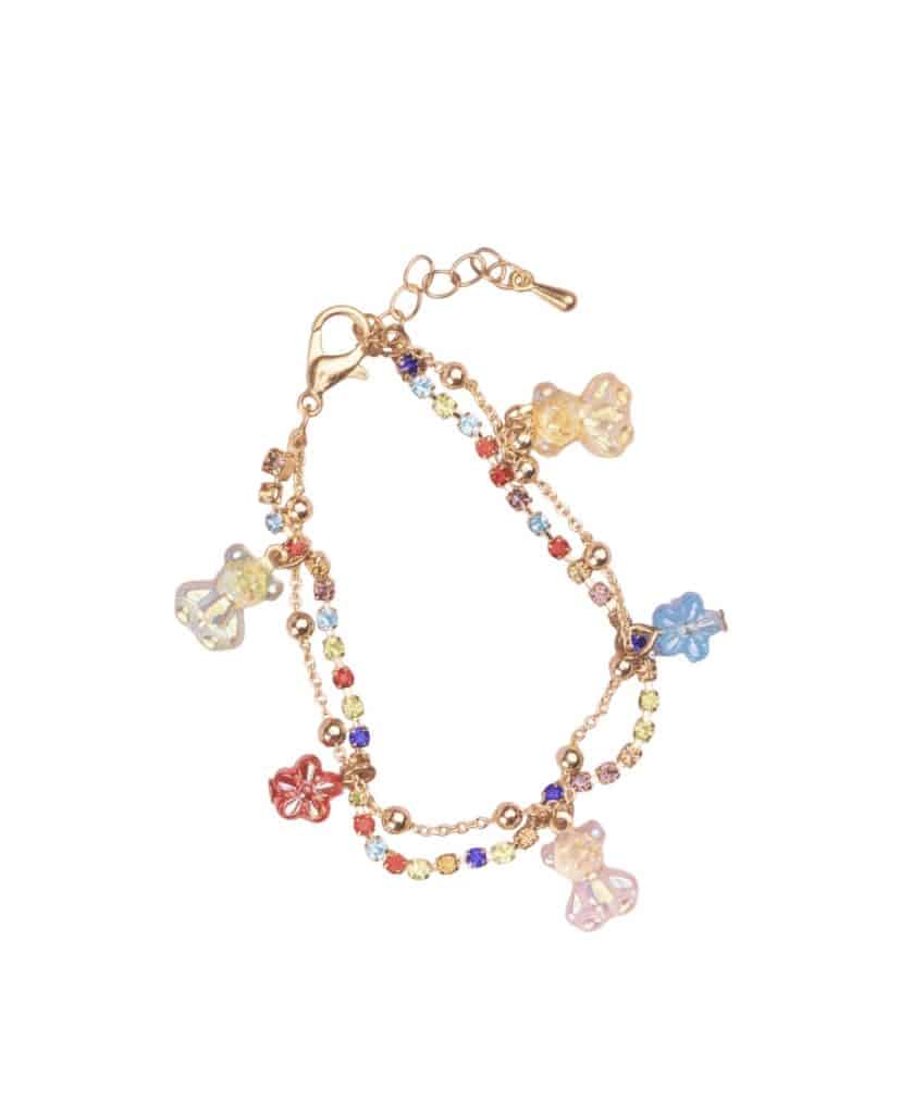 Armband Beertje met kleurrijke kraaltjes, gouden schakels en meerdere doorschijnende teddybeerbedeltjes op een witte achtergrond.