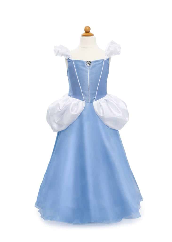 Blauwe Assepoester jurk met hoepel op een paspop, met witte pofmouwen, witte rokdetails en een hartvormige broche.