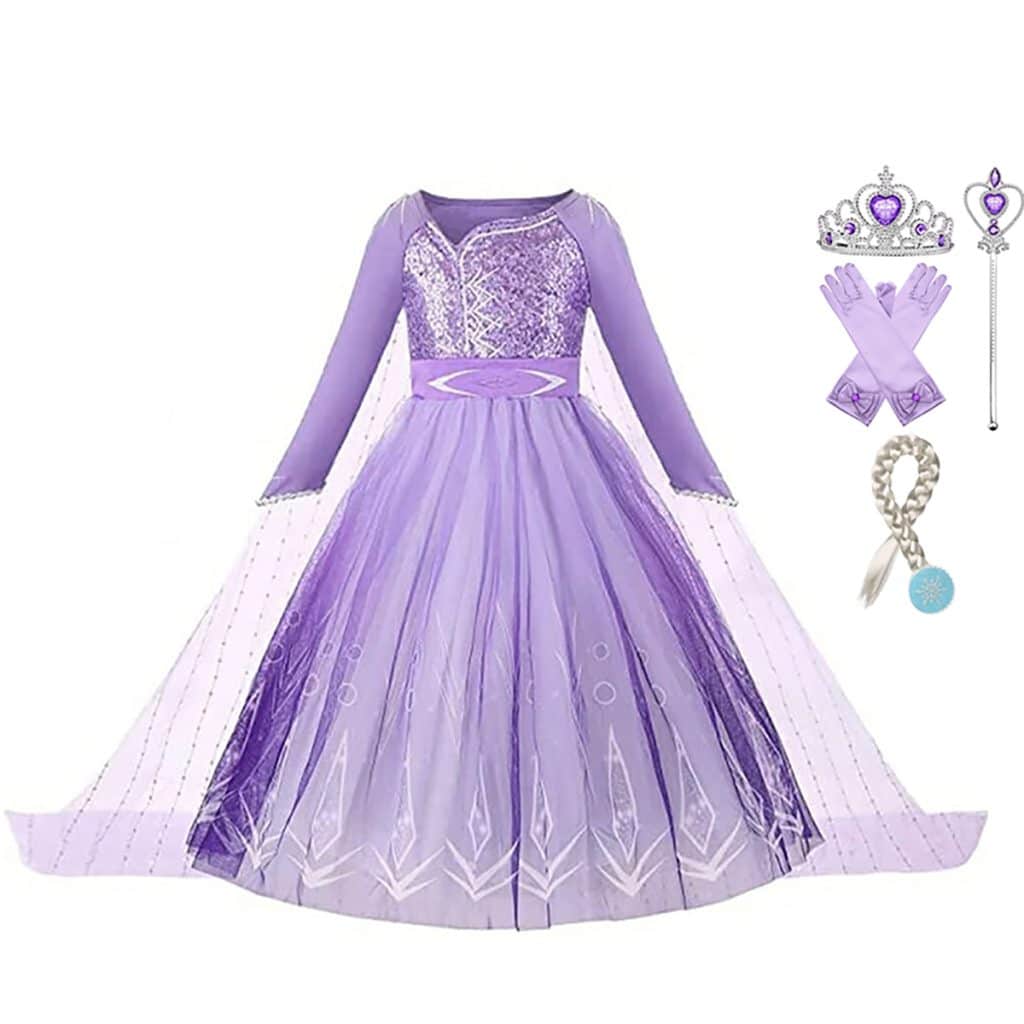 Paarse Elsa jurk met lange sleep, tiara, handschoenen, toverstaf en vlechtaccessoire, plat gelegd op witte achtergrond.