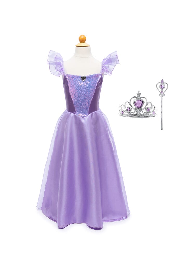 Lila Rapunzel jurk van Great Pretenders met pailletten, organzalaag, kroon en toverstaf, getoond op een paspop.