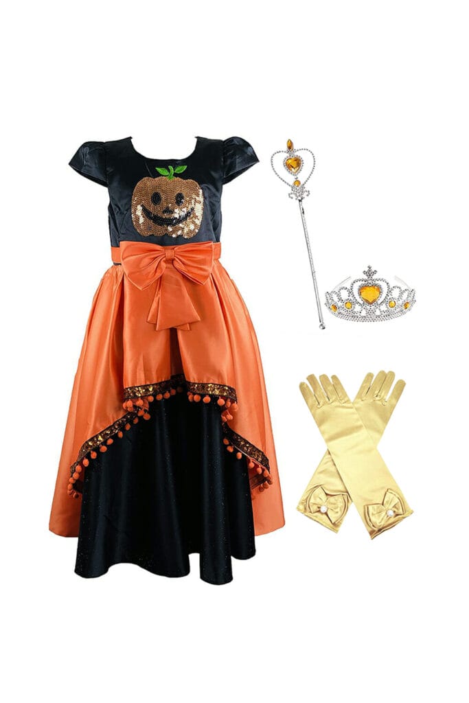 Oranje en zwarte halloween jurk van Het Betere Merk met pompoen, strik, tiara, toverstaf en gouden handschoenen