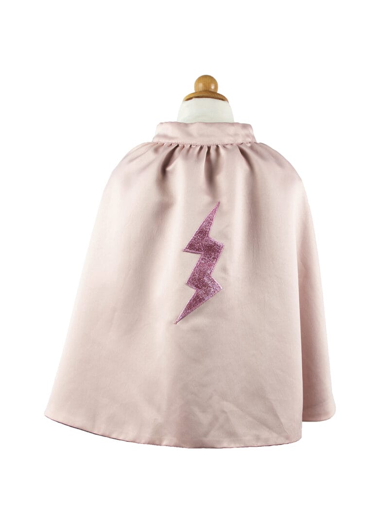 Achterkant van de roze cape uit de superheld verkleedset, met een glinsterende roze bliksemapplique