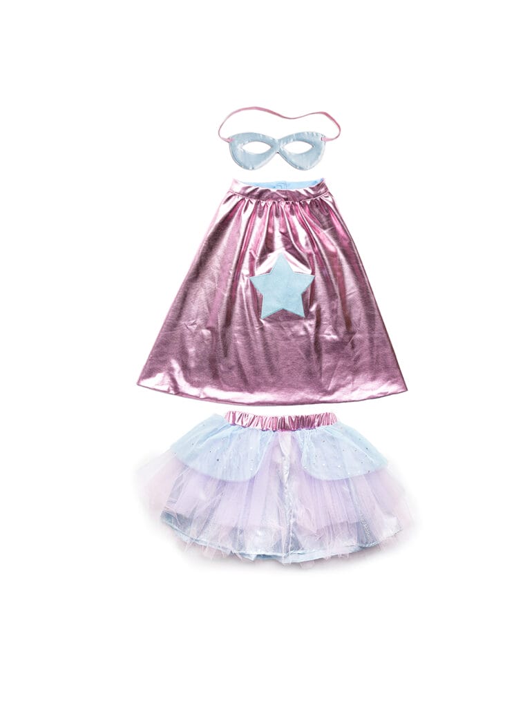 Roze verkleedset met superheld cape, oogmasker en tule tutu met ster, los uitgespreid op een witte achtergrond.
