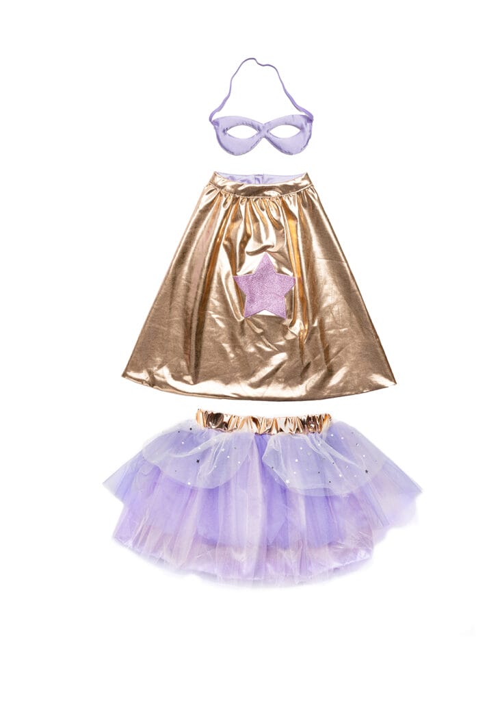 Superhelden verkleedset met metallic roségouden cape, lila masker en paarse tutu, los op een witte achtergrond.
