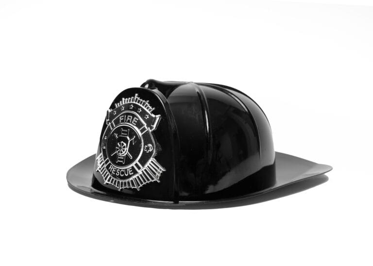 Zwarte brandweerhelm uit de verkleedset brandweer met zilverkleurig Fire Rescue-embleem op de voorkant