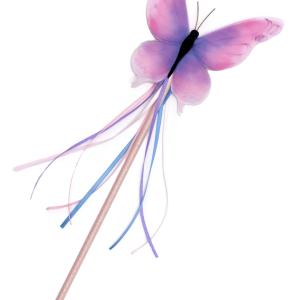 Paarse en roze vlindertoverstaf met kleurrijke linten en een roze houten stok, los gefotografeerd op een witte achtergrond.