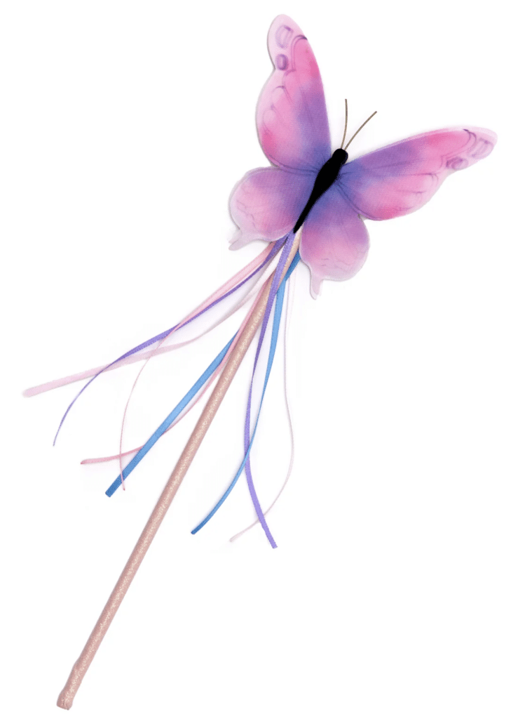 Paarse en roze vlindertoverstaf met kleurrijke linten en een roze houten stok, los gefotografeerd op een witte achtergrond.