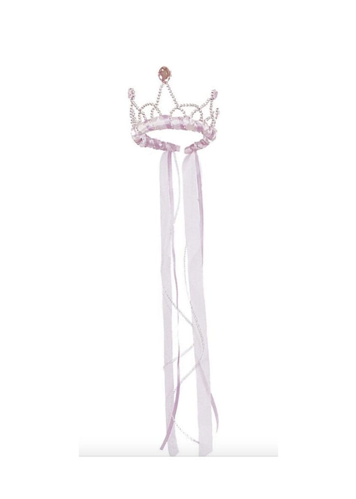 Roze prinsessenkroon met lange linten, roze rozetten en zilverkleurige kettingen, los weergegeven op witte achtergrond.