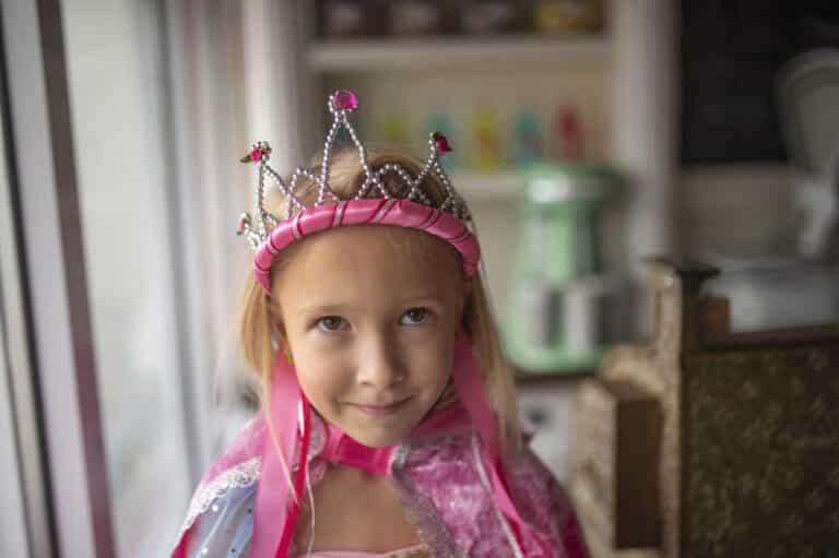 Meisje draagt de fuchsia ribbon tiara van Great Pretenders, met linten en glinsterende versieringen