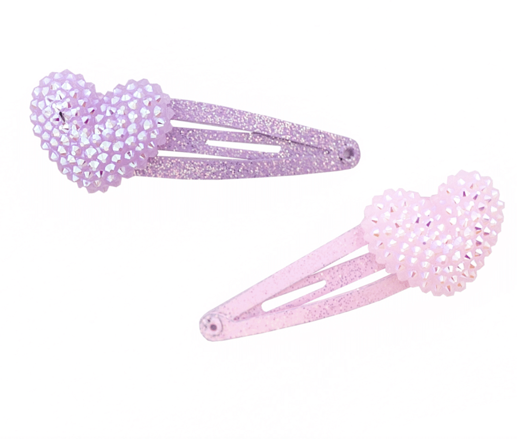 Twee hartjes haarclips in lila en roze met glinsterende details en metalen kliksluiting
