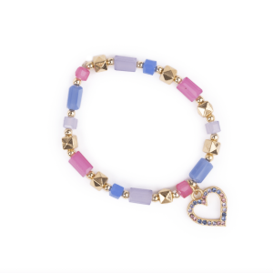 Armband hartje met roze, paarse en blauwe kralen en een hartvormige bedel op een witte achtergrond