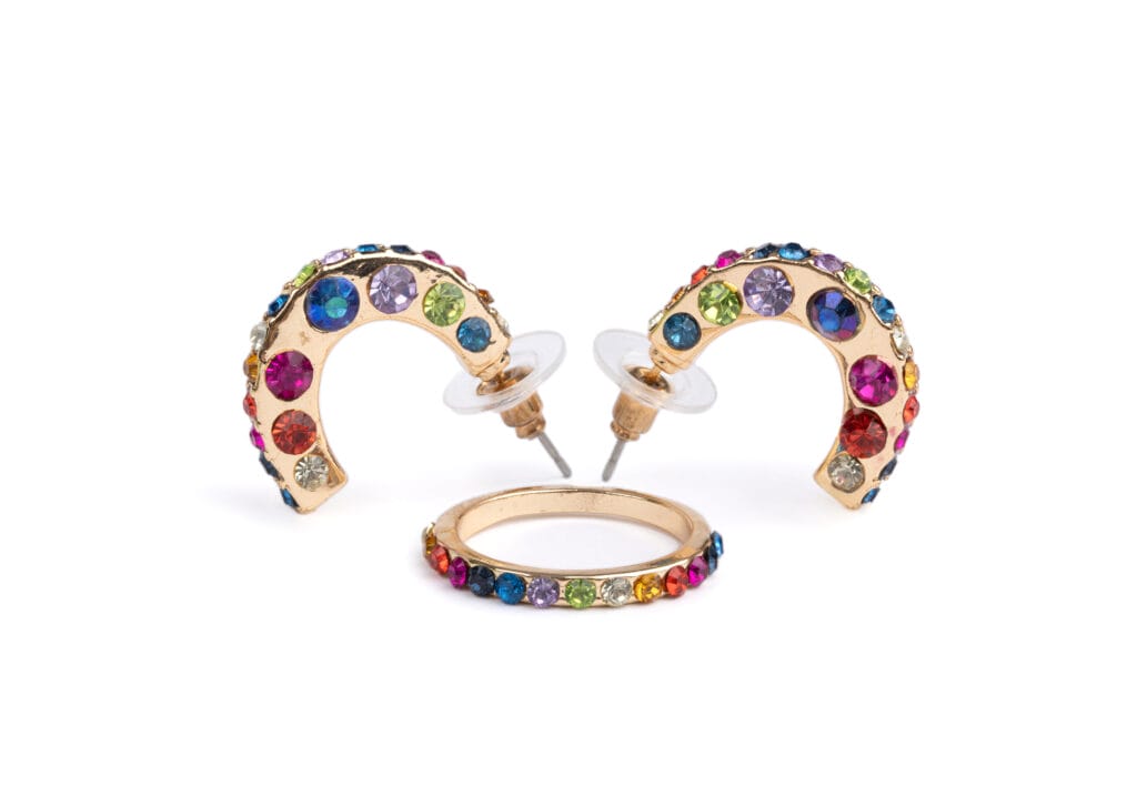 Oorbellen en ring set Diamant met goudkleurige randen en kleurrijke fonkelstenen, los gepresenteerd op een witte achtergrond