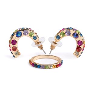 Oorbellen en ring set Diamant met goudkleurige randen en kleurrijke fonkelstenen, los gepresenteerd op een witte achtergrond