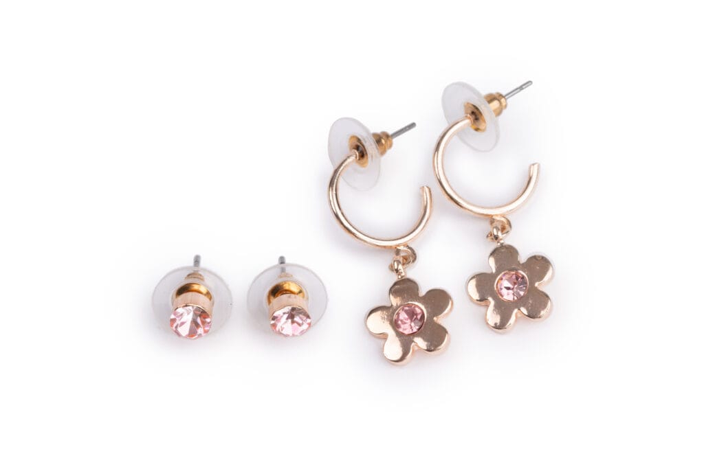 Bloemen oorbellen met goudkleurige hangende bloemen, roze steentjes en twee bijpassende knopjes