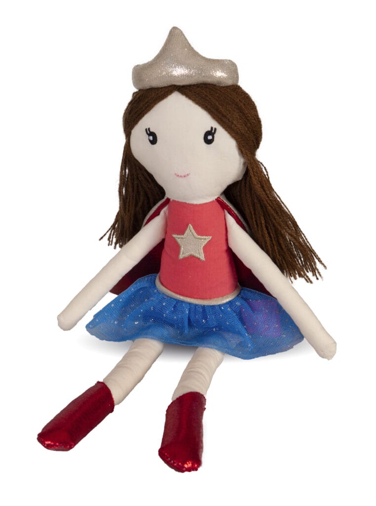 Knuffel Suzie the supergirl van Great Pretenders met bruin haar, een roze top, blauwe tule rok, cape en rode laarsjes