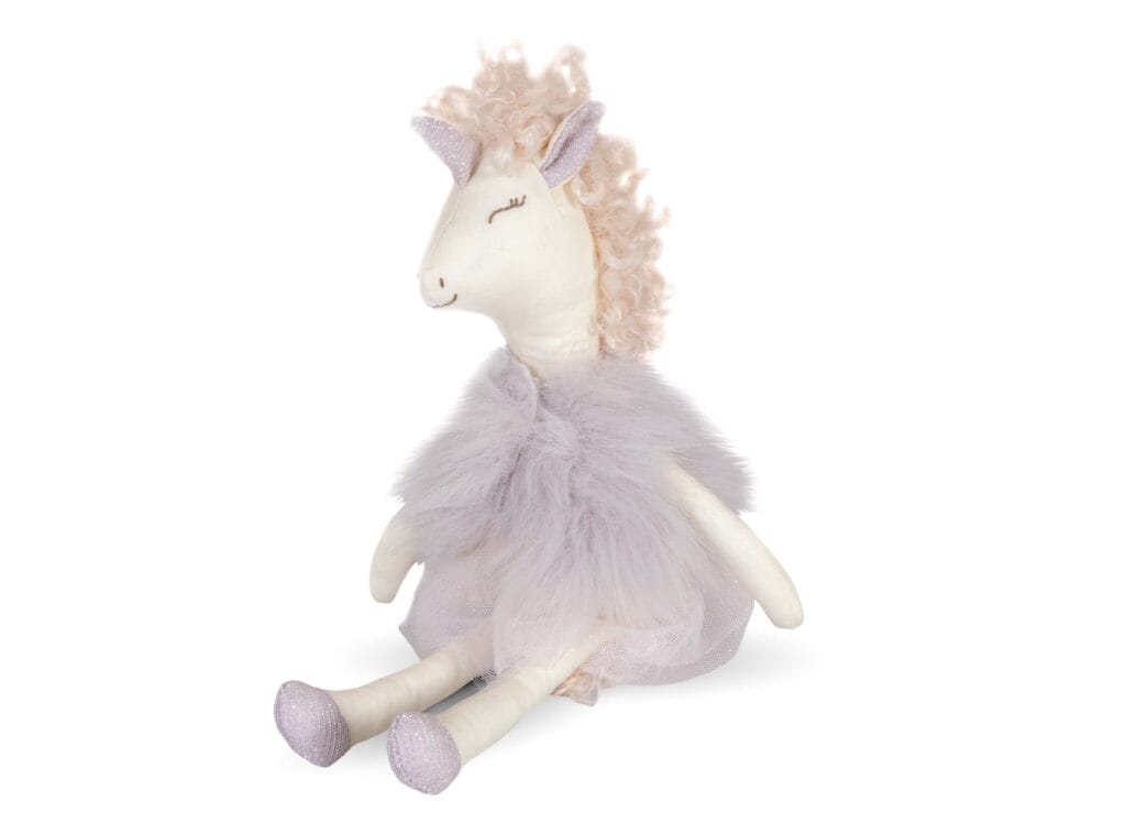 Evie knuffel, een zittende witte eenhoorn met roze manen en een zachtpaarse tutu