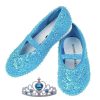 Blauwe ballerina schoenen met pailletten en wreefbandje, naast een zilverkleurige kroon van Rose & Romeo
