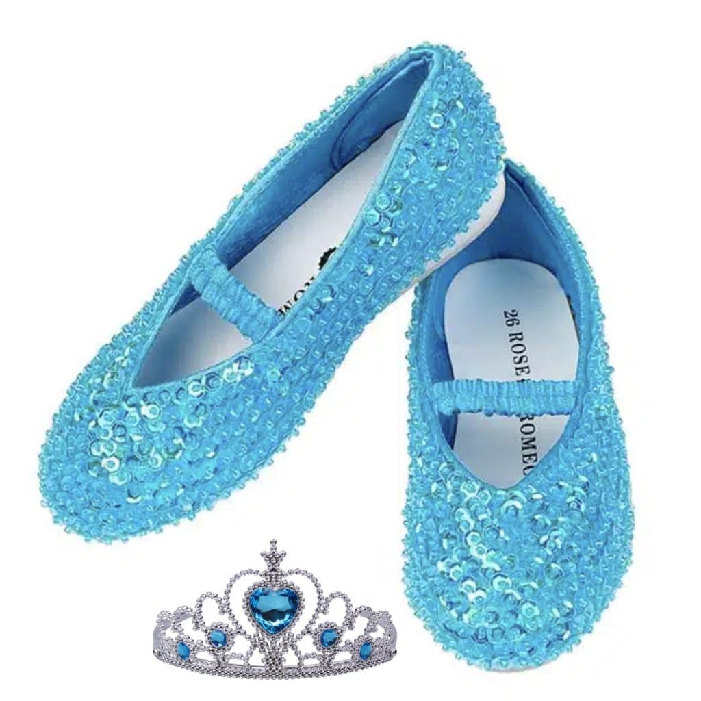 Blauwe ballerina schoenen met pailletten en wreefbandje, naast een zilverkleurige kroon van Rose & Romeo