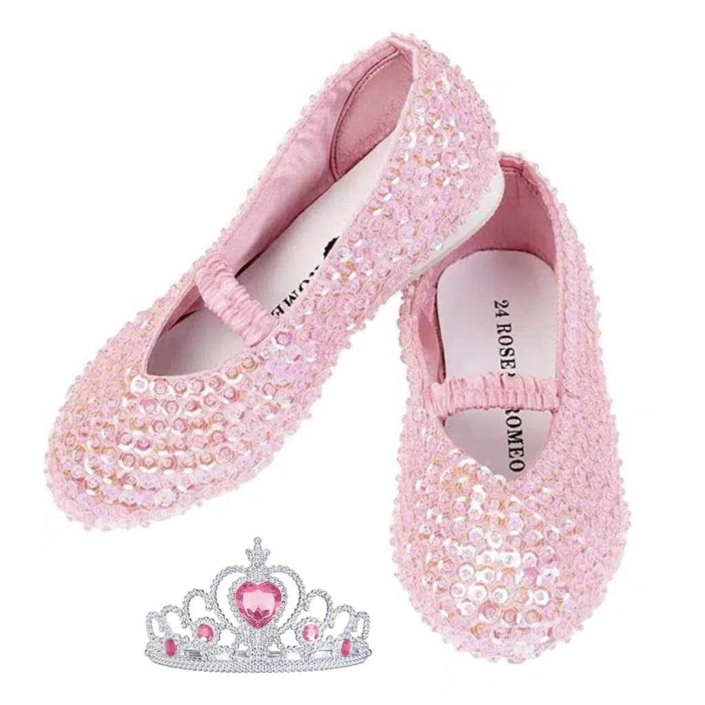 Roze ballerina schoenen Lily met pailletten en wreefbandje, naast een zilveren prinsessenkroon