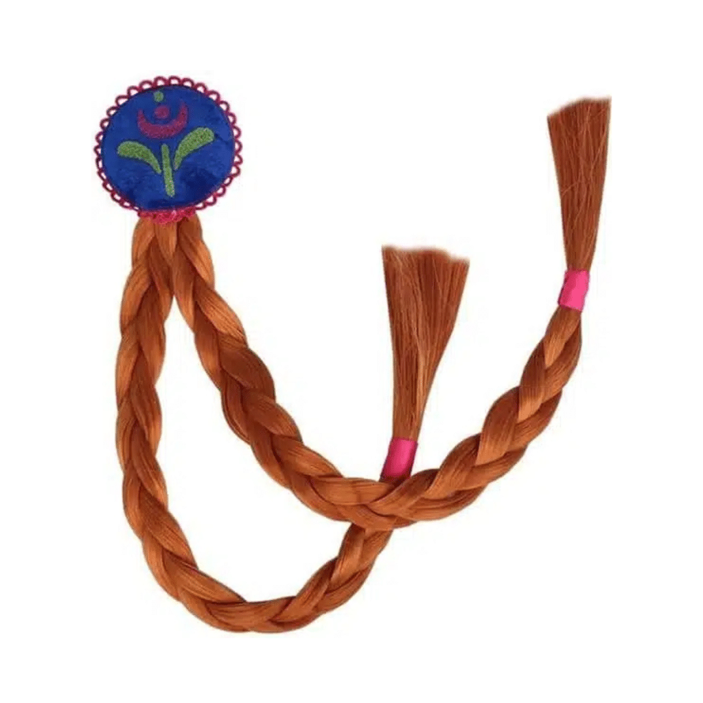 Bruine Frozen Anna haren met twee vlechten, haarclip en ronde blauwe broche met bloemdetail, los neergelegd