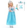 Meisje draagt een blauwe elsa jurk met sneeuwvlokken, kroon, handschoenen en toverstaf
