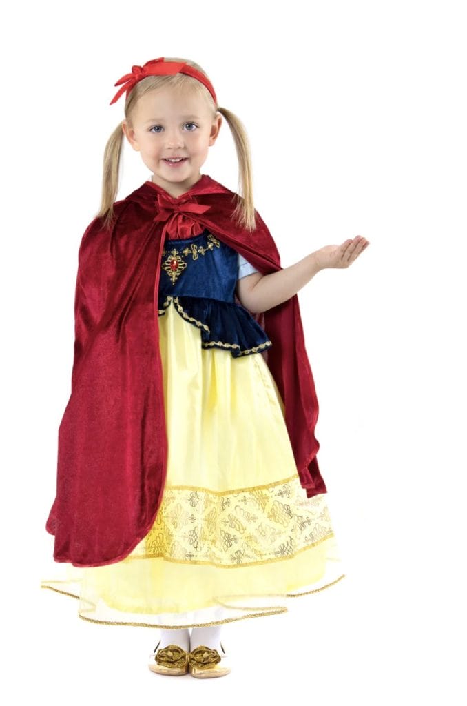 Meisje draagt een rode cape met capuchon over een gele Belle-jurk en houdt haar hand omhoog