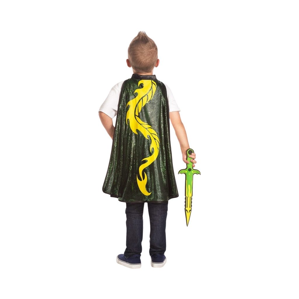 Jongen toont de achterkant van de groene drakencape met geel drakenmotief en groen zwaard als verkleedkleding