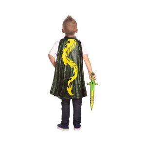 Jongen toont de achterkant van de groene drakencape met geel drakenmotief en groen zwaard als verkleedkleding