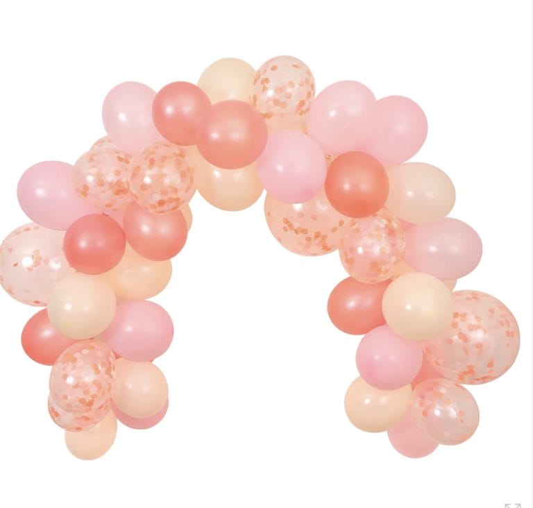 Roze ballonnenboog met parelmoeren en transparante confettiballonnen in zachte tinten