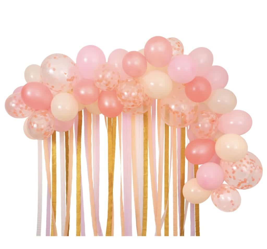 Roze ballonnenboog met glanzende en confettiballonnen en lange crêpepapieren slingers van Meri Meri