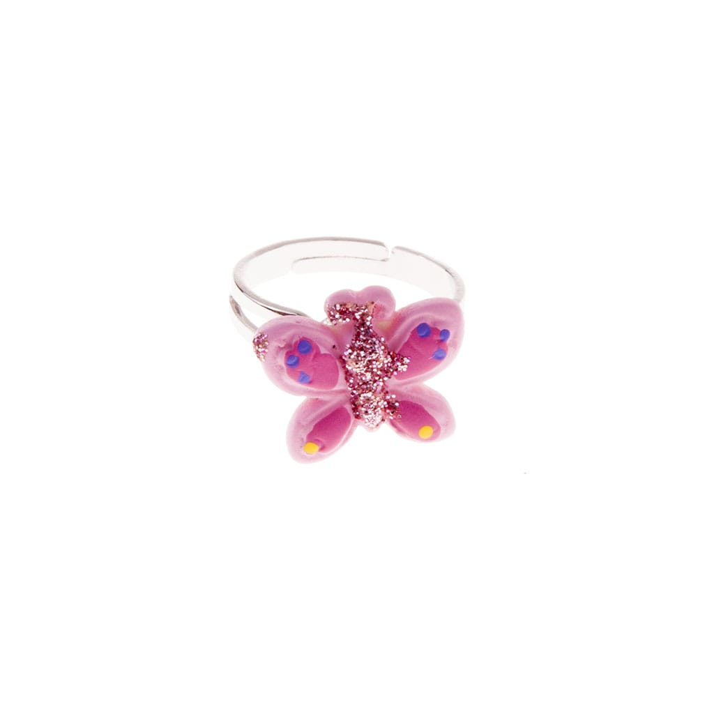 Van dichtbij toont een vlinderring op witte achtergrond roze vleugels met stippen en een sprankelend lijfje op een verstelbare band.