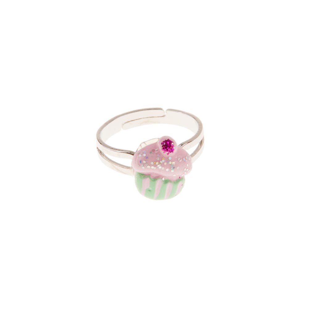 Van dichtbij zichtbare cupcakering op witte achtergrond, met roze glazuur, groene cupcakevorm en bloemdecoratie op de verstelbare band.