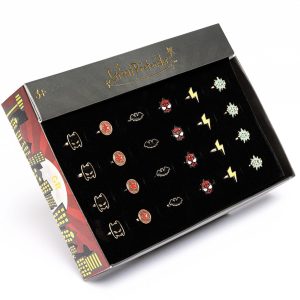 Open doos met vijf Superhero Batman-ringen van Great Pretenders met vleermuis-, ster- en bliksemdetails