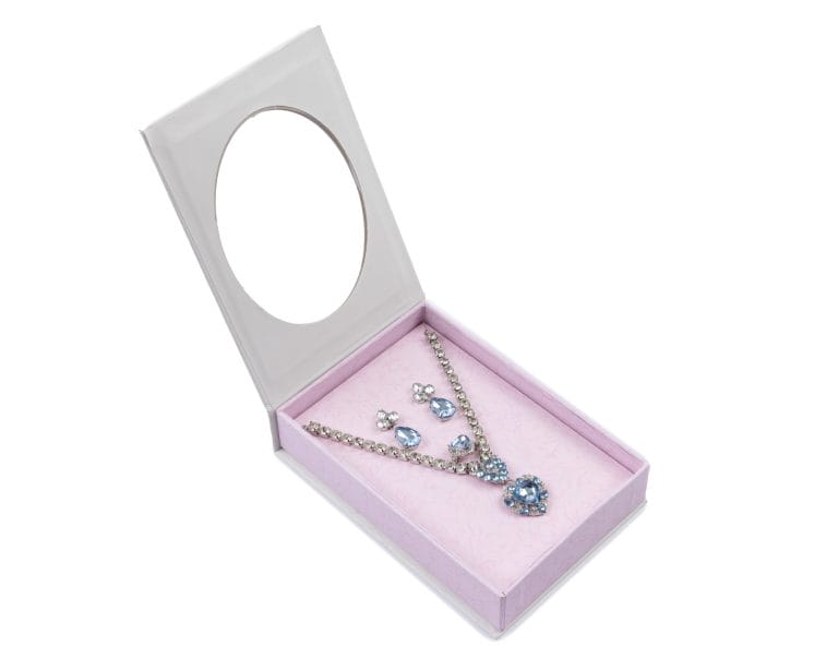 Great Pretenders sieraden cadeau set in een open roze doos, met zilverkleurige ketting, blauwe hanger, ring en oorbellen.