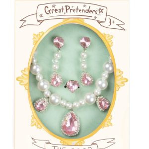 Vierdelige giftset met roze sieraden: parelketting, oorbellen en ring op een kaartverpakking.