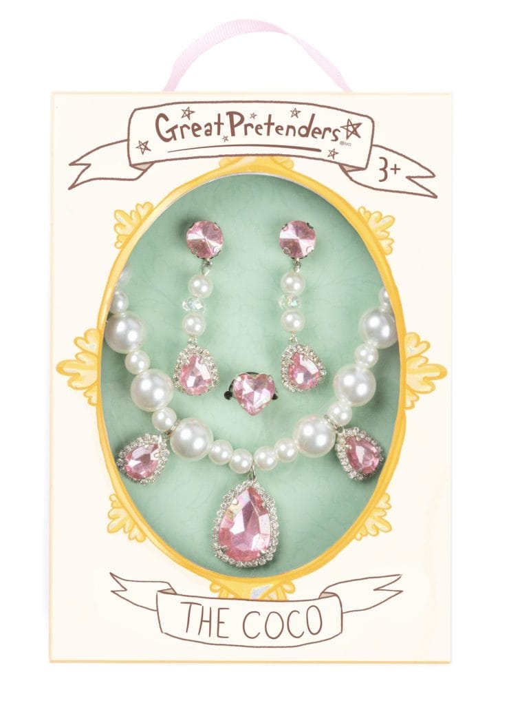 Vierdelige giftset met roze sieraden: parelketting, oorbellen en ring op een kaartverpakking.