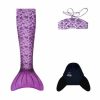 De mermaid lila-set met paarse zeemeerminstaart, bikinitop en zwarte monovin ligt los naast elkaar.