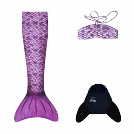 De mermaid lila-set met paarse zeemeerminstaart, bikinitop en zwarte monovin ligt los naast elkaar.
