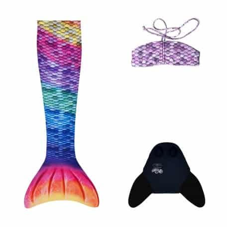 De kuaki zeemeerminstaart in regenboogkleuren met paarse bikinitop en zwarte monovin, los naast elkaar gelegd.