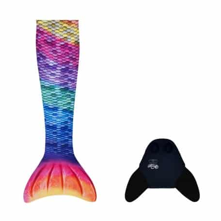 Kuaki Mermaids zeemeerminstaart met regenboogschubben en losse zwarte monovin, plat gelegd op een witte achtergrond.