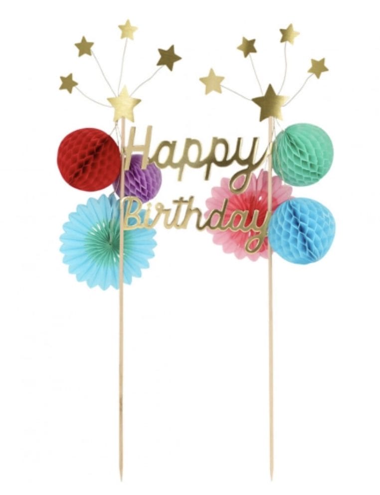 Meri meri taartversiering met twee goudkleurige stokjes, sterren, bloemen en kleurrijke bolversiering met tekst Happy Birthday
