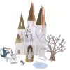 Prinsessen kasteel van Meri Meri met gouden torens, kleurrijke linten, een boom en kleine figuren op witte achtergrond.